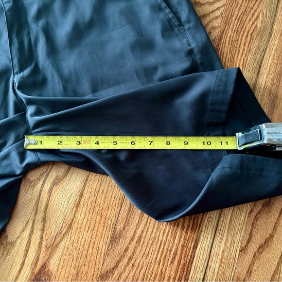 Nike Dri-Fit Golf Performance Black Flat Front Shorts - size 34 - Picture 5 of 8